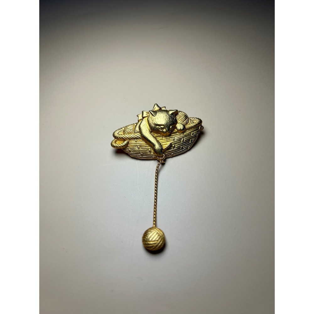 JJ Jonette Jewelry Vintage Gold Tone Cat in Yarn Basket Dangle Brooch Pin